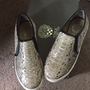 Woman slide on sneaker